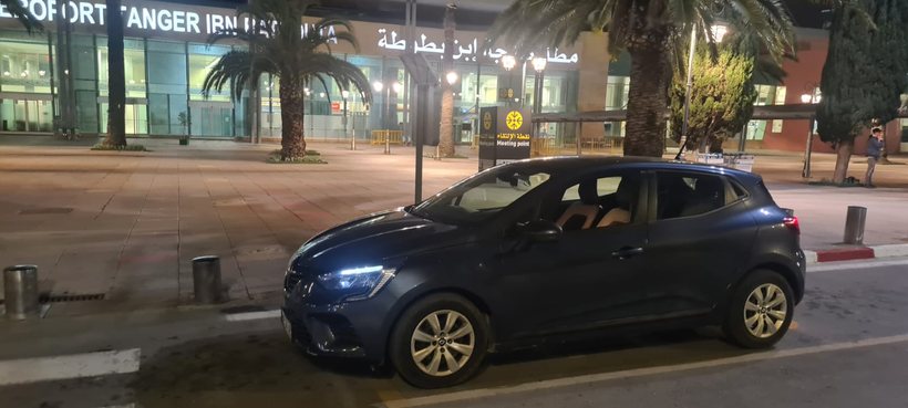 Une Renault Clio Taghi Car devant l'aéroport Tanger Ibn Battouta, de nuit