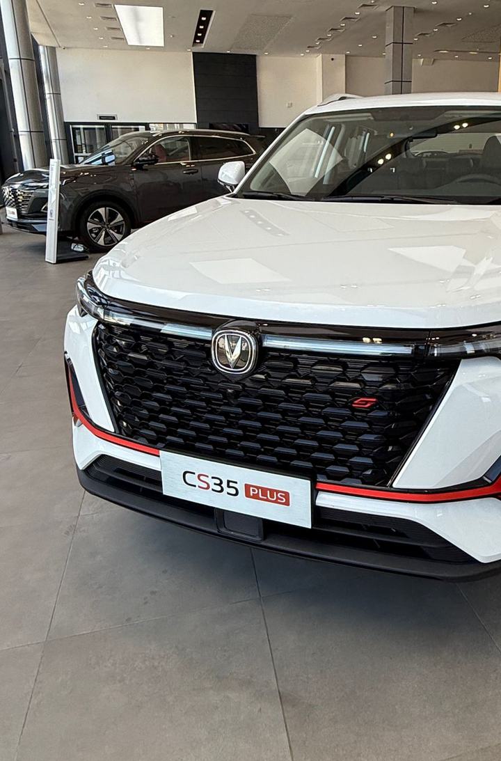 Changan CS35 Plus blanche à liseré rouge, vue de face