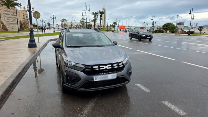 Dacia Sandero Stepway grise sur le front de mer de Tanger