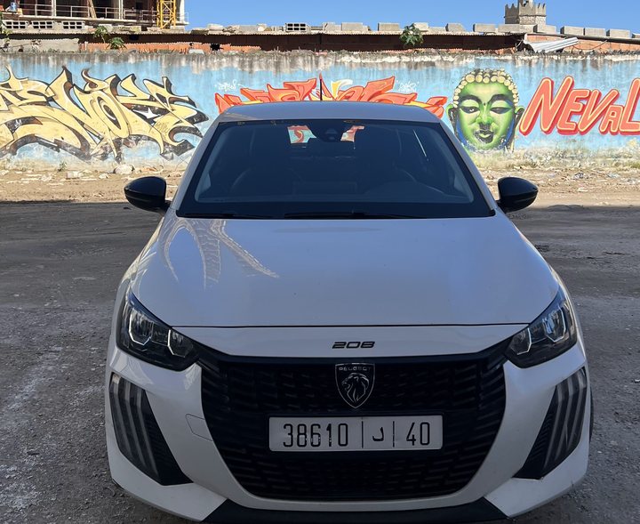 Peugeot 208 blanche, vue de face, à Tanger