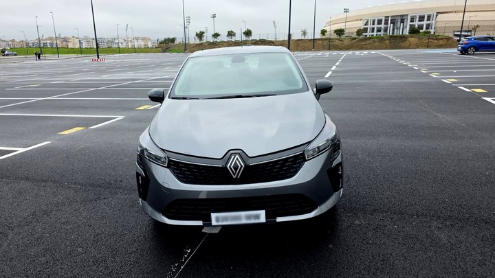 Renault Clio grise garée dans un parking à Tanger