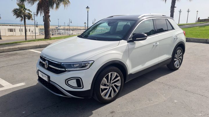 Volkswagen T-Roc blanc sur le front de mer de Tanger